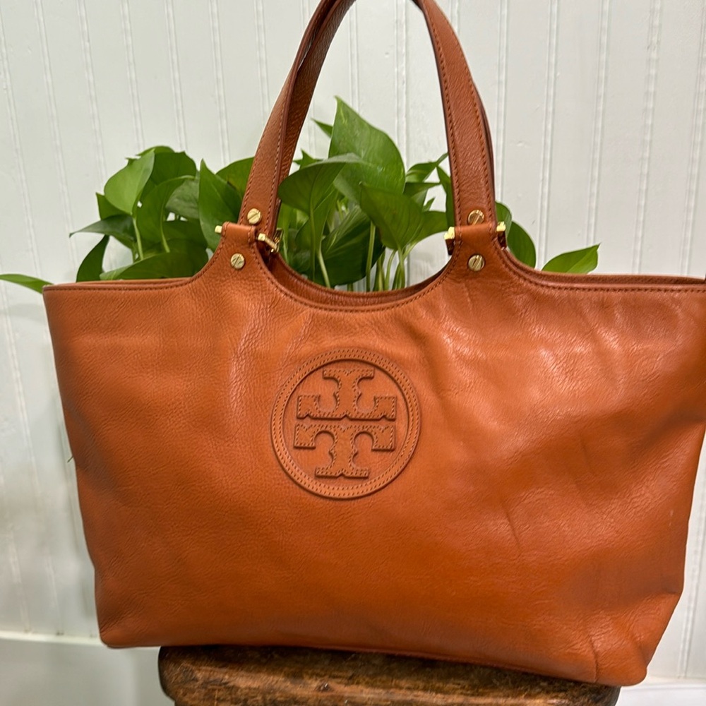 Tory Burch. Bombe Burch leather shoulder bag.